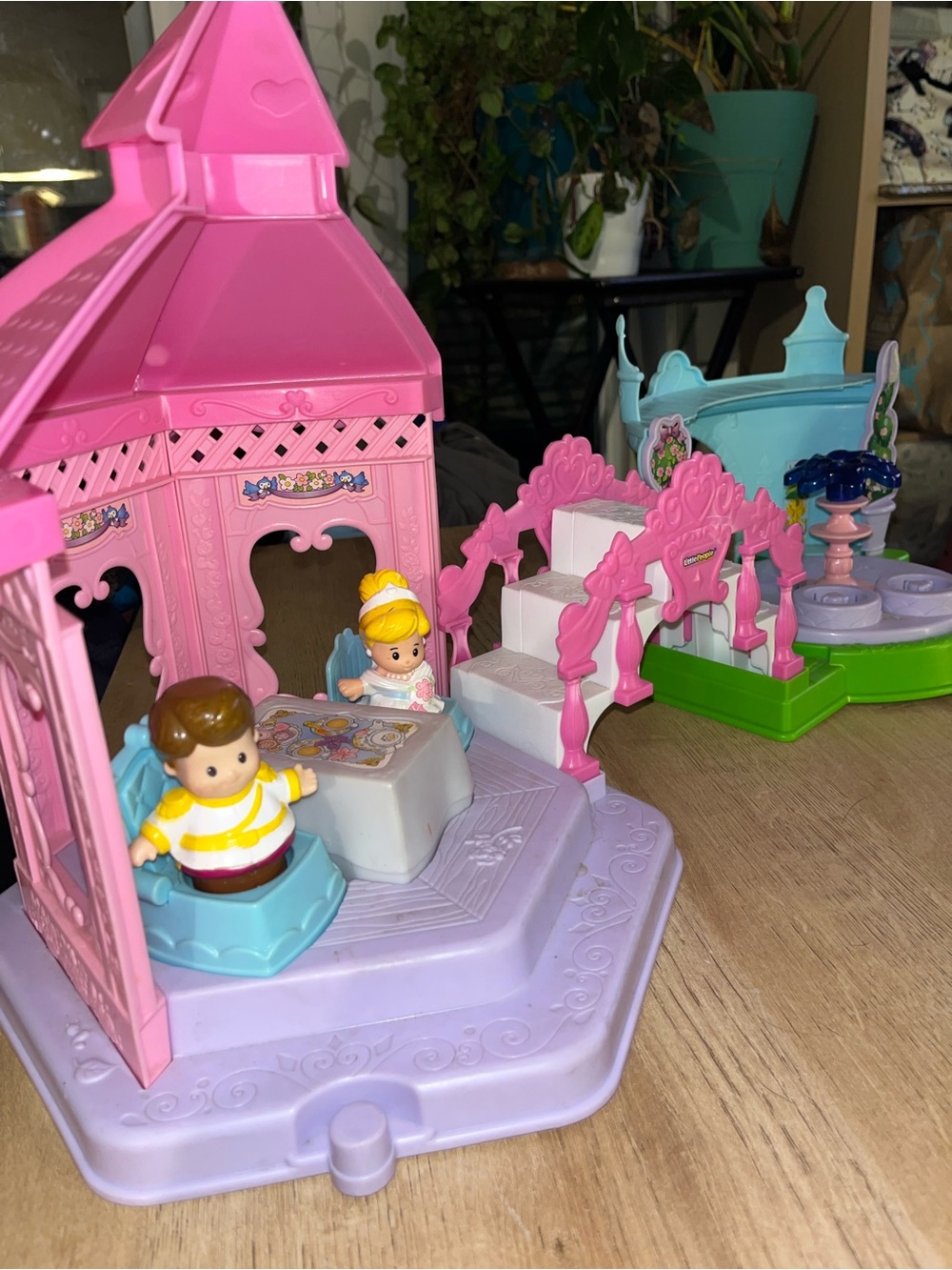 2014 Fisher Price Little People Disney Princess Garden Tea Party Playset/figures